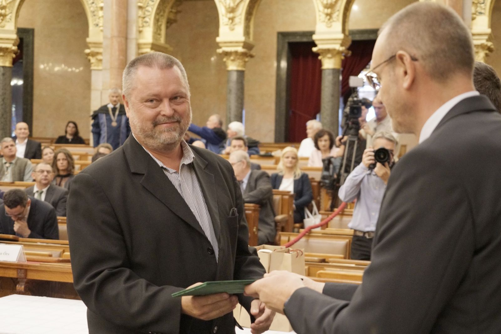 Nagy Sándor, a Villányi Pálinka általános igazgatója veszi át az elismeréseket